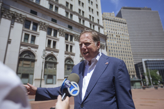 제프리 버먼 미국 뉴욕 남부지검장이 20일(현지시간) 사무실에 출근하며 사임 의사를 밝혔다.  뉴욕=AP 연합뉴스